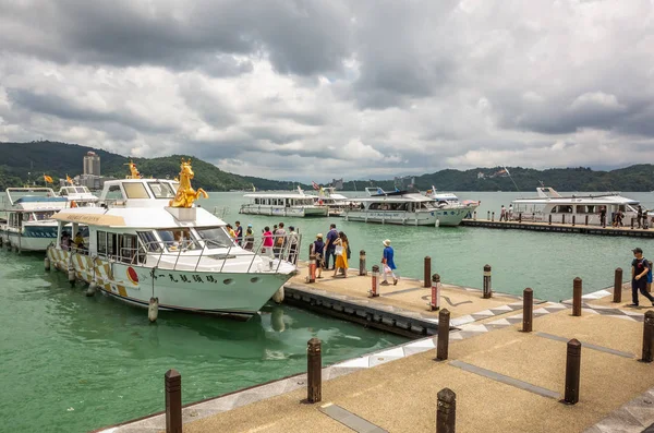 Xuanguang tapınak iskelesinde turistler ve tekneler