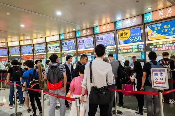 Lidé s Taipei, dálková autobusová zastávka v Taipei — Stock fotografie