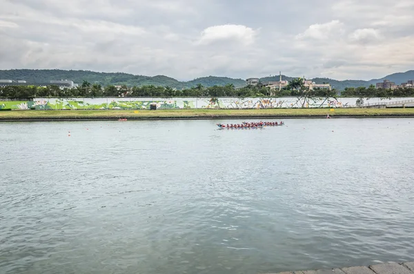 Competitivas carreras de barcos en el tradicional Dragon Boat Festival —  Fotos de Stock