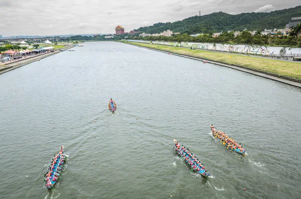 geleneksel Dragon Boat Festivali 'nde rekabetçi tekne yarışı