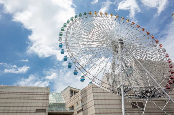 Dönme dolabı ve Miramar eğlence alışveriş merkezi