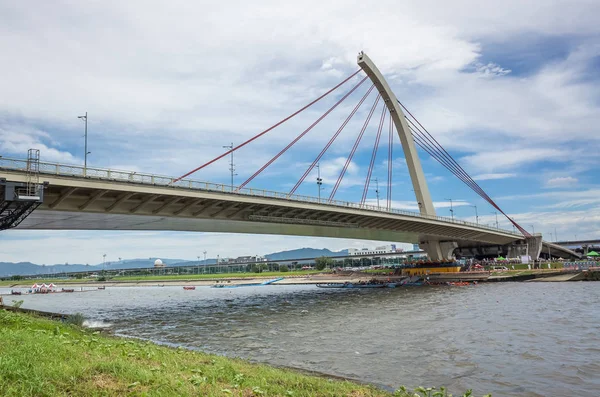 Paisaje urbano con puente con río bajo el cielo —  Fotos de Stock