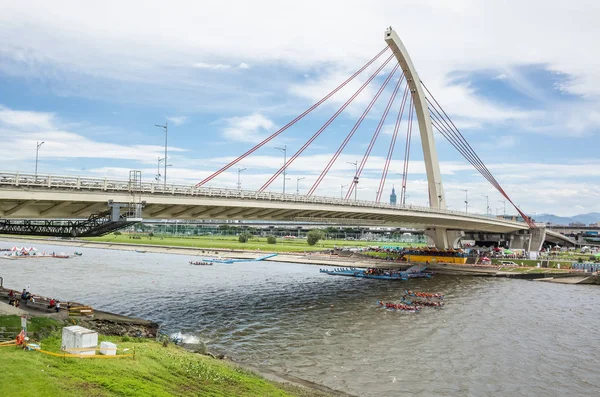 köprü altında rekabetçi tekne yarışı ile şehir manzarası