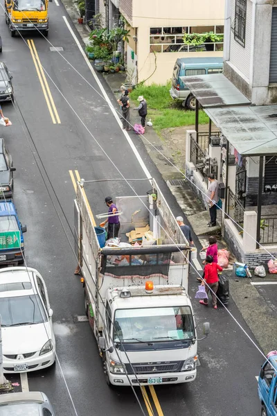 Переробка вантажівка збирає вторсировини в невеликій локальній мережі — стокове фото