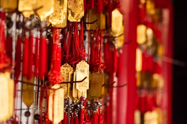 北京朝王寺の金色のタブレットの壁 — ストック写真