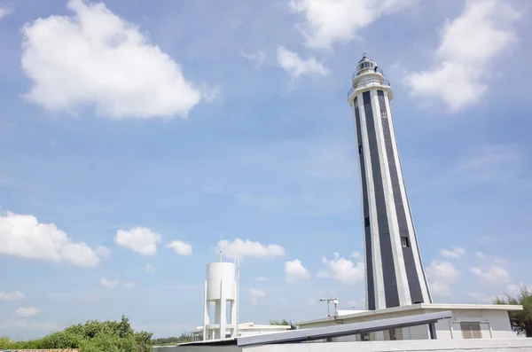 Fangyuan Leuchtturm mit Wolken — Stockfoto