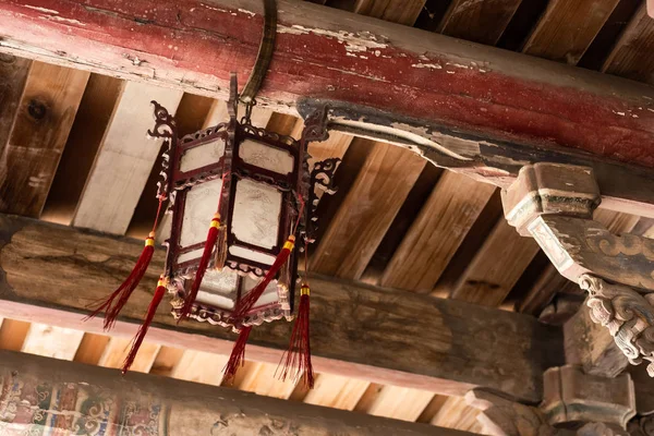 Ünlü eski lung-shan tapınağında ahşap fenerler — Stok fotoğraf