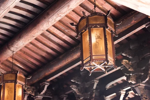 Linternas de madera en el famoso antiguo templo de Lung-shan —  Fotos de Stock