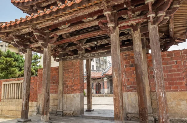 Знаменитый древний храм Луншань — стоковое фото