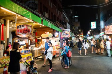 Ita Thao İskelesi'nde turistlerle gece pazar