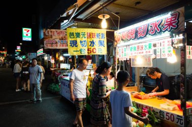 Ita Thao İskelesi'nde turistlerle gece pazar