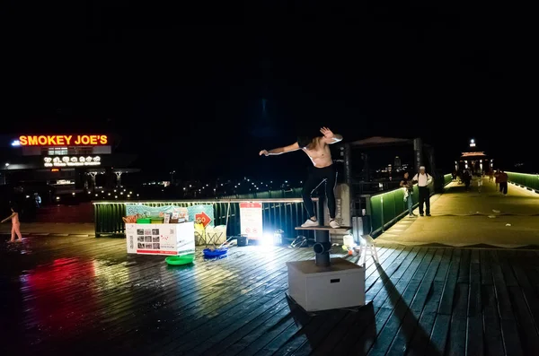 Вуличний виконавець вночі на пристані Іта Thao — стокове фото