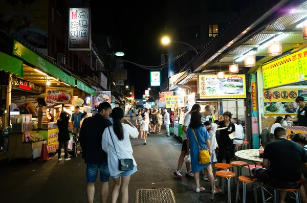 Mercado nocturno con turistas en el muelle de Ita Thao — Foto de Stock