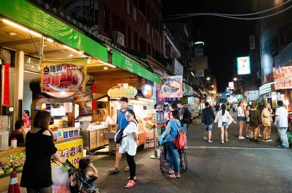 Ita Thao桟橋で観光客と夜の市場 — ストック写真