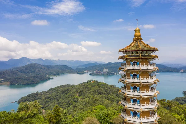 Sun Moon Gölü'nde Ci En Pagoda havadan görünümü — Stok fotoğraf