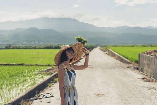 Mujer asiática viajando — Foto de Stock