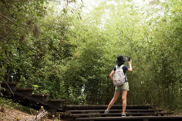 徒步旅行时拍照 — 图库照片