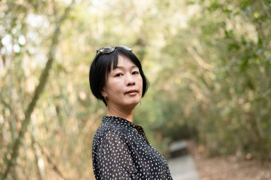 Açık havada Asyalı kadın