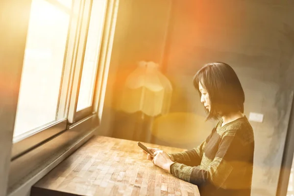 Mujer usando teléfono celular — Foto de Stock