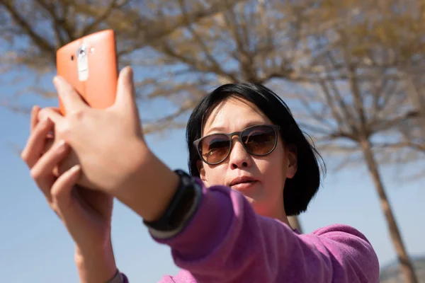 Asiático belleza tomar un selfie —  Fotos de Stock