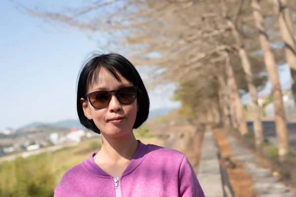 Glücklich lächelnde asiatische Frau — Stockfoto