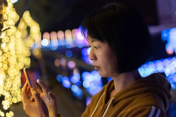 Mujer usando el teléfono celular por la noche —  Fotos de Stock