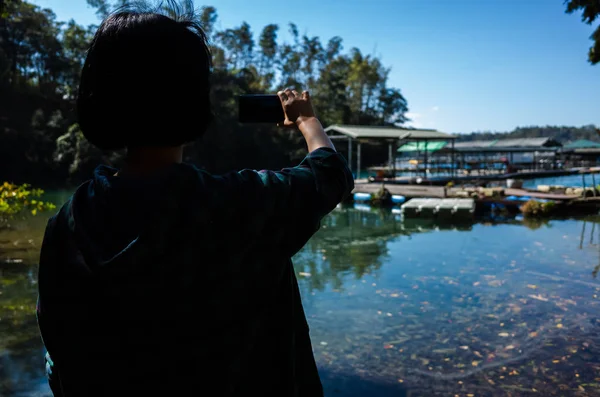 Asian woman stand near the lake — Stock Photo, Image