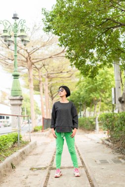 Gözlüklü modern Asya Güzeli