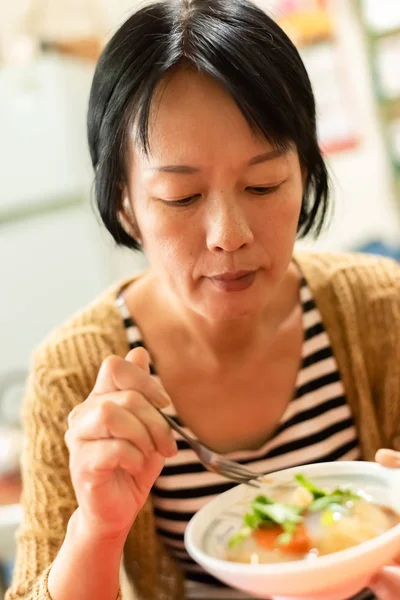 Mulher asiática comer almôndegas taiwanesas — Fotografia de Stock