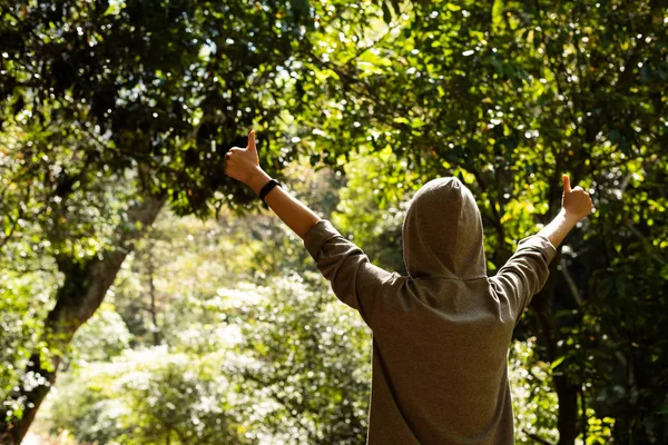 Mujer estirar y sentirse libre — Foto de Stock