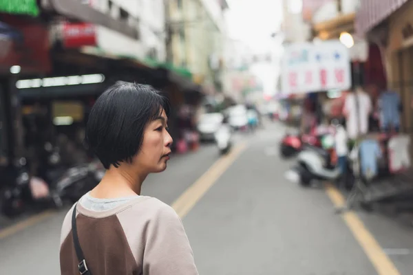 Aziatische vrouw lopen op de straat — Stockfoto