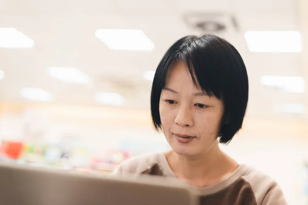 Vrouw die werkt op een koffieshop — Stockfoto