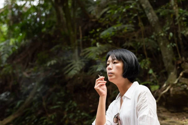 Frau raucht und ruht — Stockfoto