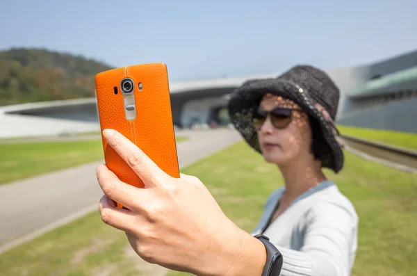 Viajando selfie mulher em Xiangshan Centro de Visitantes — Fotografia de Stock