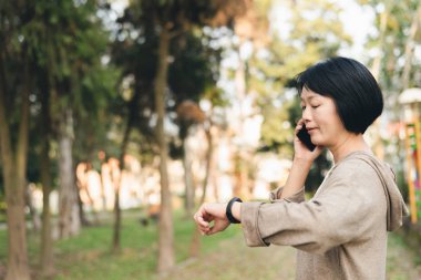 cep telefonu ve akıllı izle kullanarak konuşmak