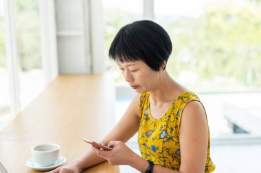 kadın çalışma ve cep telefonu kullanma