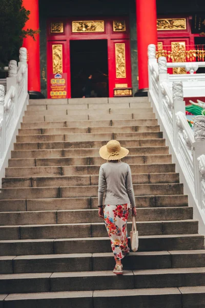 お寺に旅行の女性散歩 — ストック写真