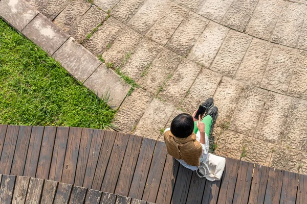 Vrouw met behulp van mobiele op de outdoor — Stockfoto