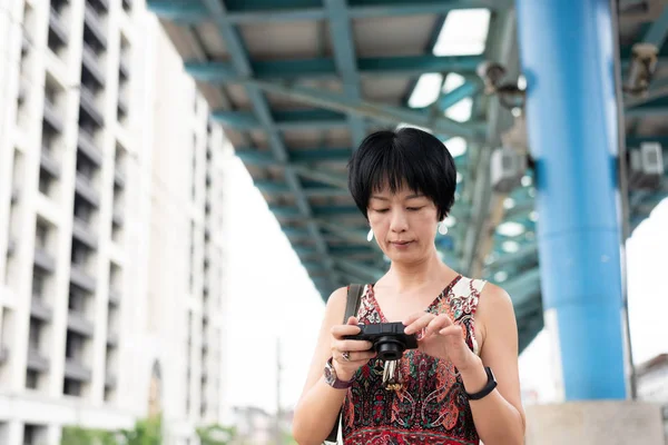 デジタルカメラを使用して成熟したアジアの女性 — ストック写真