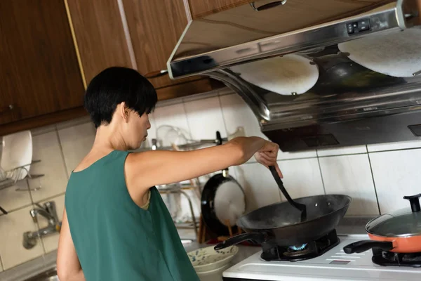 여자 요리사와 부엌에서 준비 — 스톡 사진