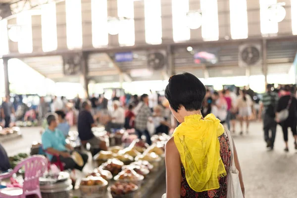 女人在水果市场购物 — 图库照片