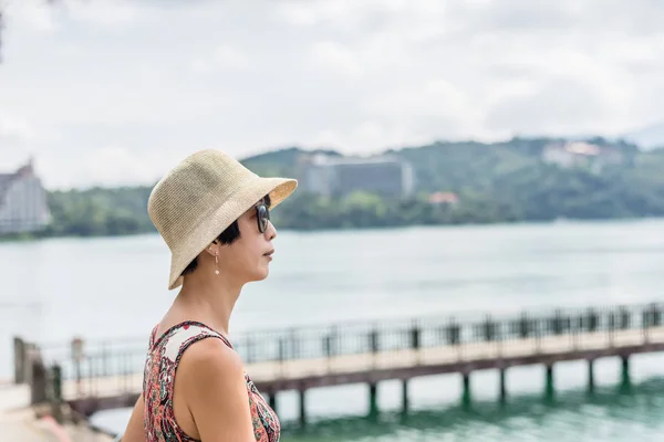 Viajando mulher asiática com chapéu — Fotografia de Stock