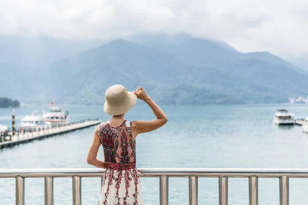 Traveling Asian woman with hat — Stock Photo, Image