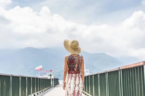 Şapka ile Asya kadın seyahat — Stok fotoğraf