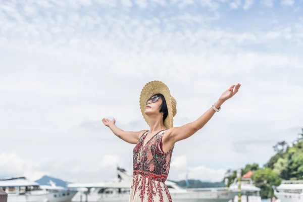 帽子を開かれた腕で旅行するアジアの女性 — ストック写真