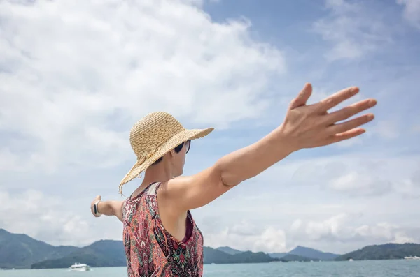 帽子を開かれた腕で旅行するアジアの女性 — ストック写真