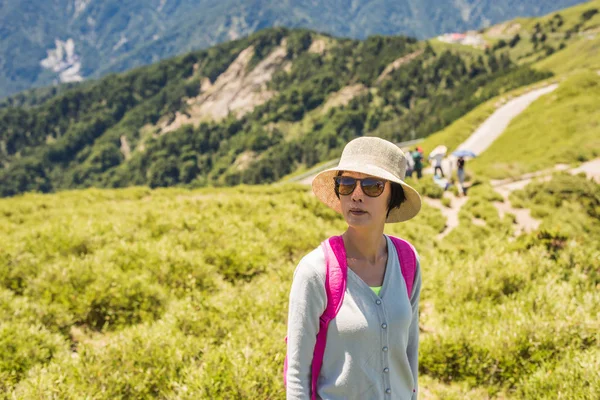 Asian górska wspinaczka Kobieta — Zdjęcie stockowe