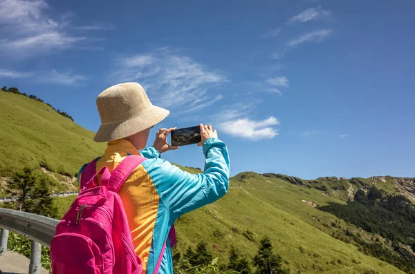 アジアの登山女性は写真を撮ります — ストック写真