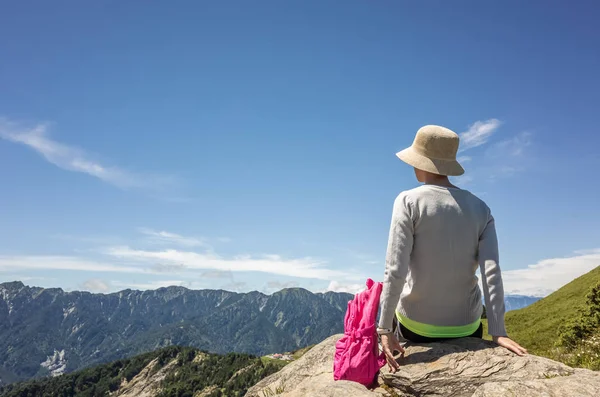 Азіатський альпінізм жінка дивитися далеко — стокове фото