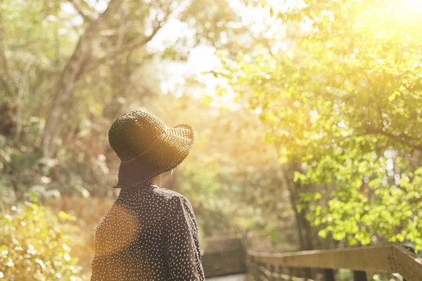 Aziatische vrouw reizen — Stockfoto